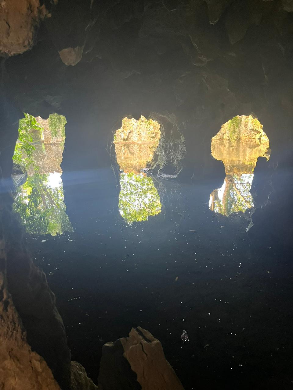 Luz refletida na água entre formações de pedra