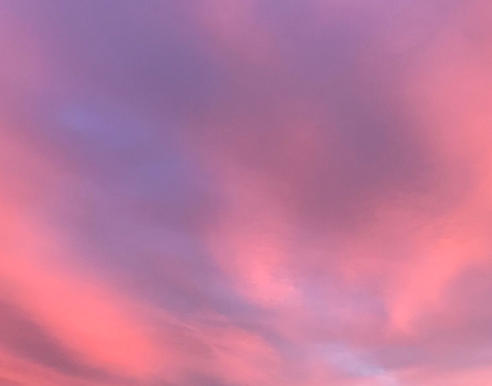 Céu em tons suaves de rosa e lilás